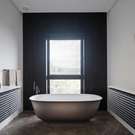 Royale, Moderna Con Piscina Y Vistas Al Mar Villa